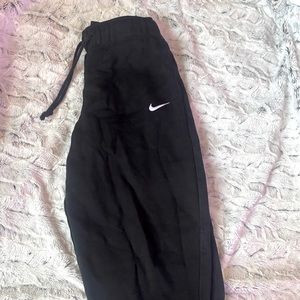 Black size medium Nike sweats never worn just bought too big
